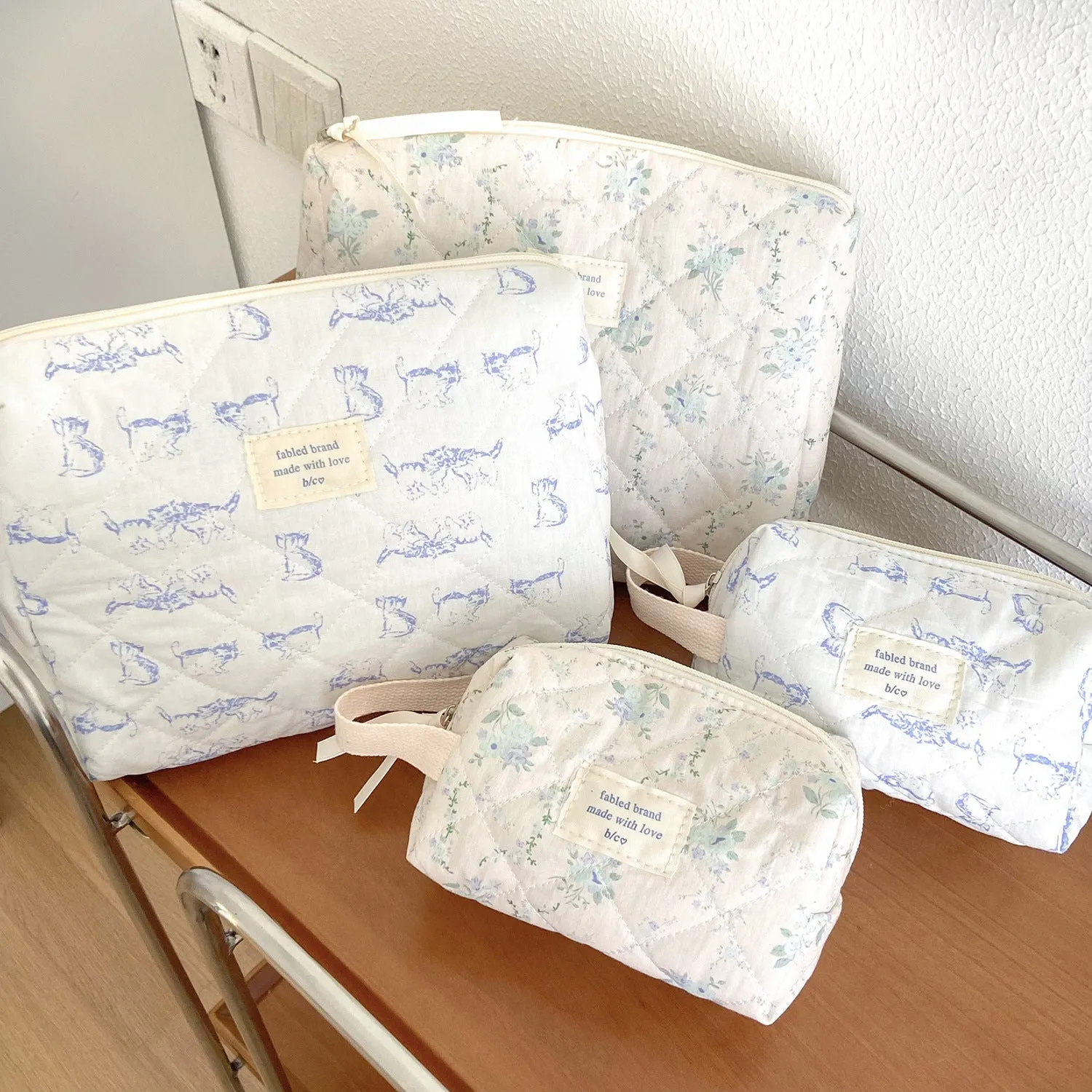 Cute Blue Retro Floral Rose Cat Quilted cotton Large Makeup Bag, Large Capacity Makeup Bag