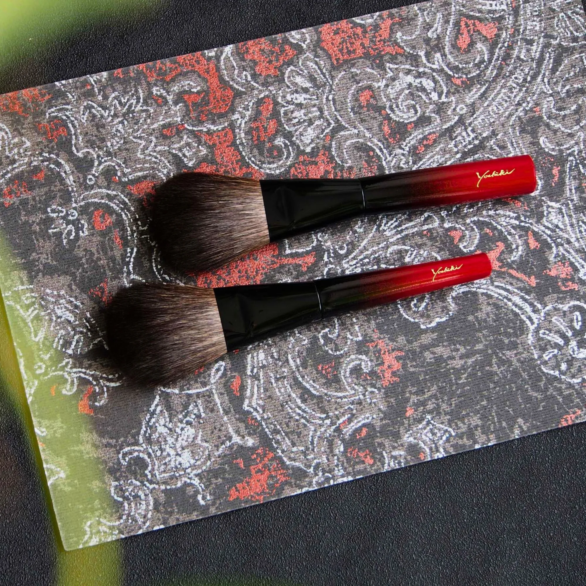 Koyudo Yoshiki Red Gradient Powder Brush (Tapered Handle)