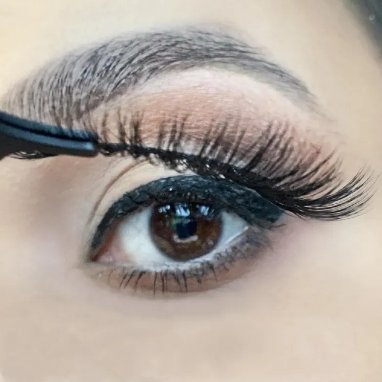 Magnetic Adhesive Eyeliner Kit combines Eyeliner and Glue in One Product